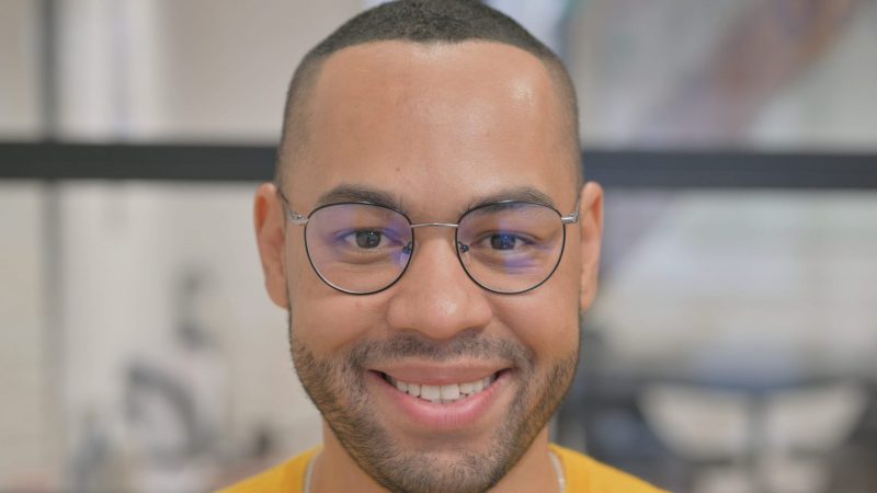 best haircuts with glasses